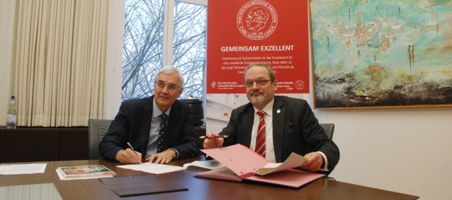 Wilfried Winzer and Dr Wolfram Pfitzer signing the contract on 18 January 2016.